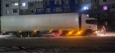 В Ростовской области сотрудники Госавтоинспекции помогли водителю грузового автомобиля, застрявшего на обочине